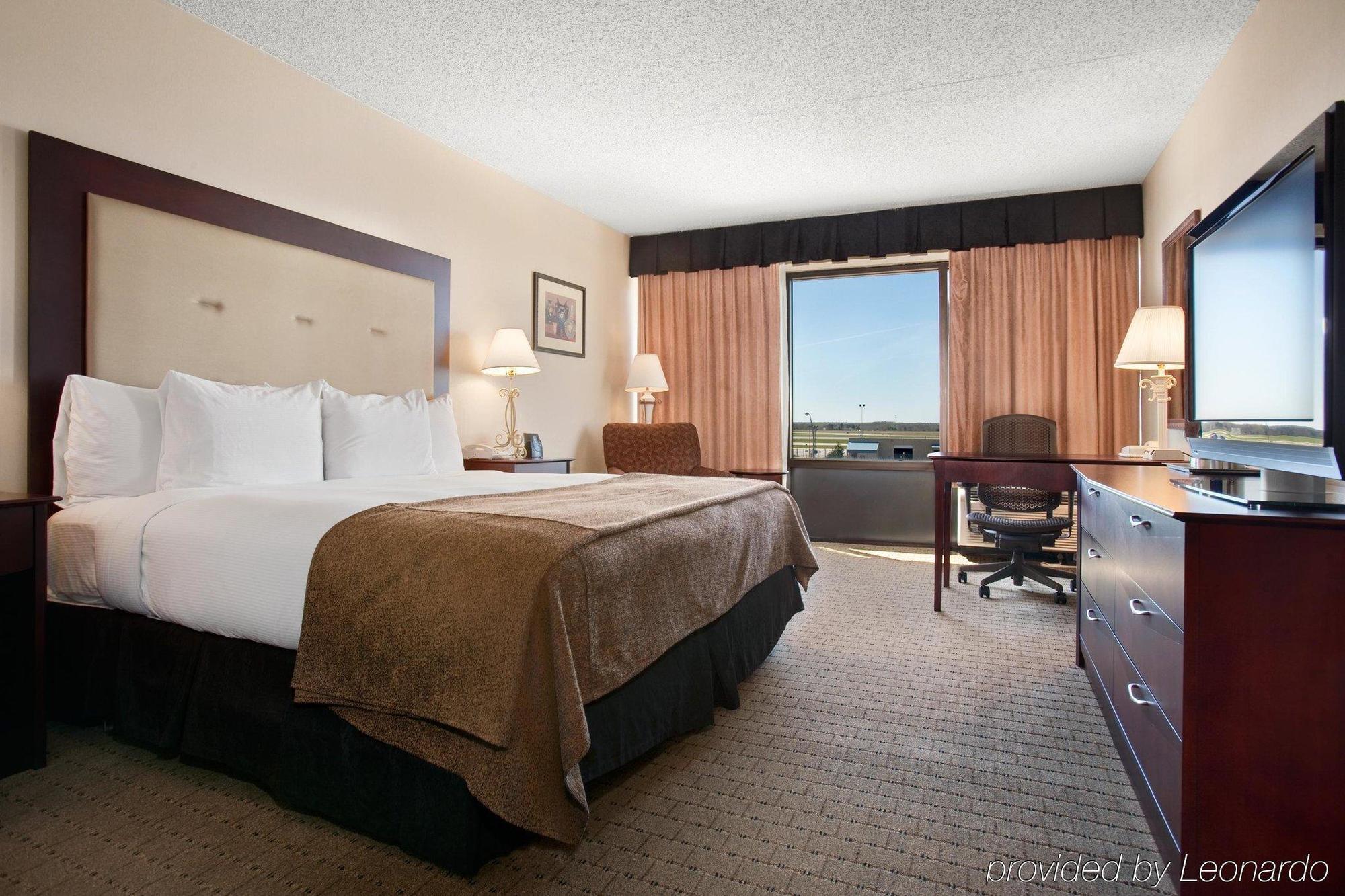 Doubletree By Hilton Wichita Airport Hotel Room photo