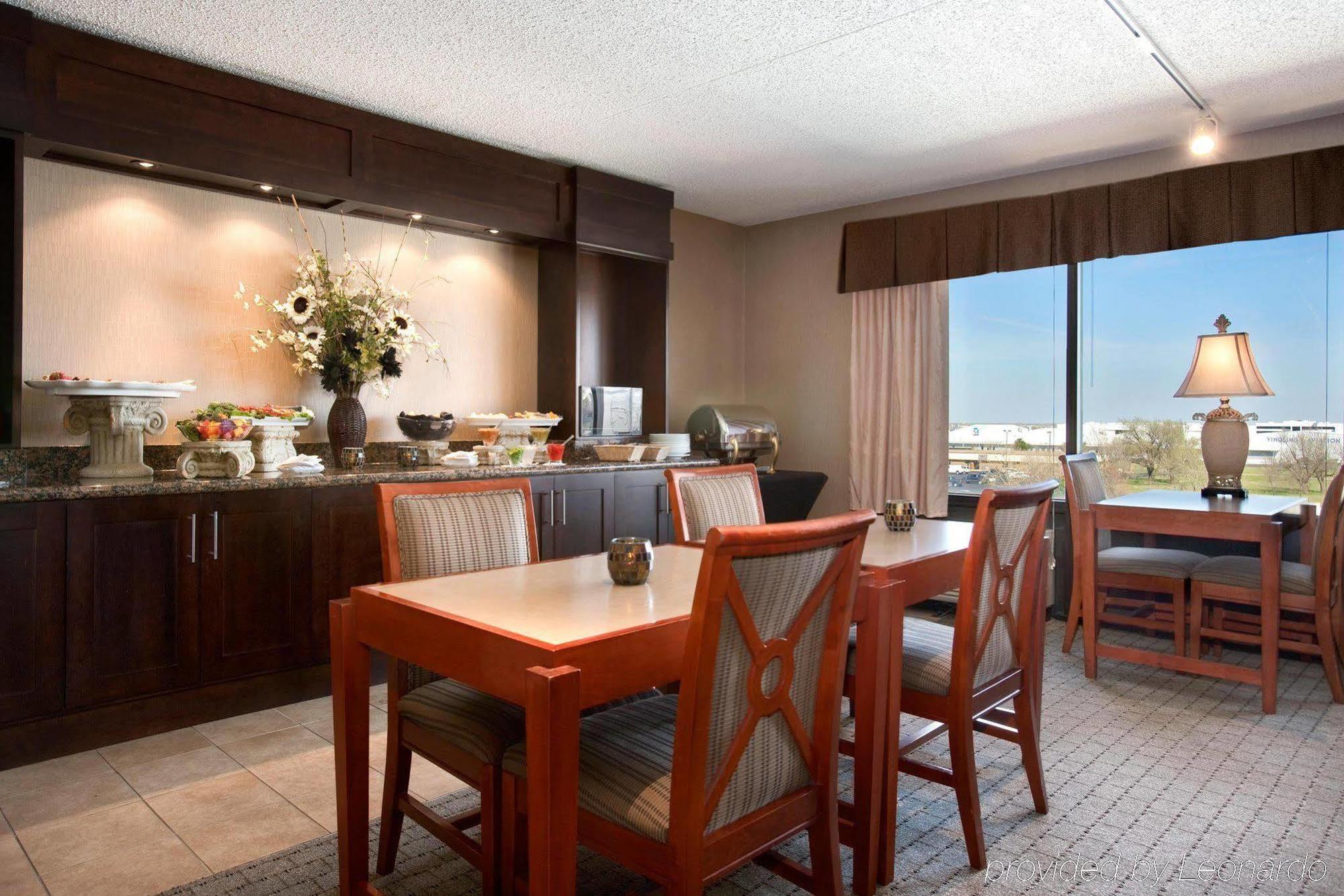 Doubletree By Hilton Wichita Airport Hotel Restaurant photo
