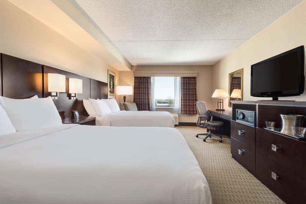 Doubletree By Hilton Wichita Airport Hotel Room photo